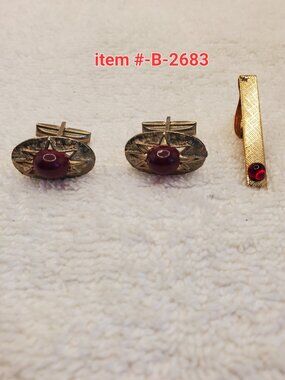 1 Pair of Cuff links & a Tie clip, item # B-2683, wt.  13 grams.